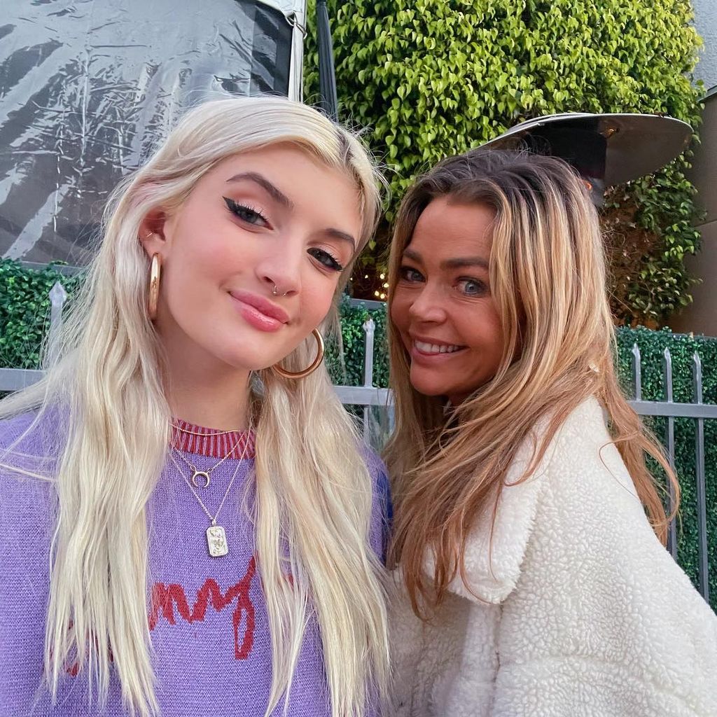 Sami Sheen mit Mutter Denise Richards im Mai 2022