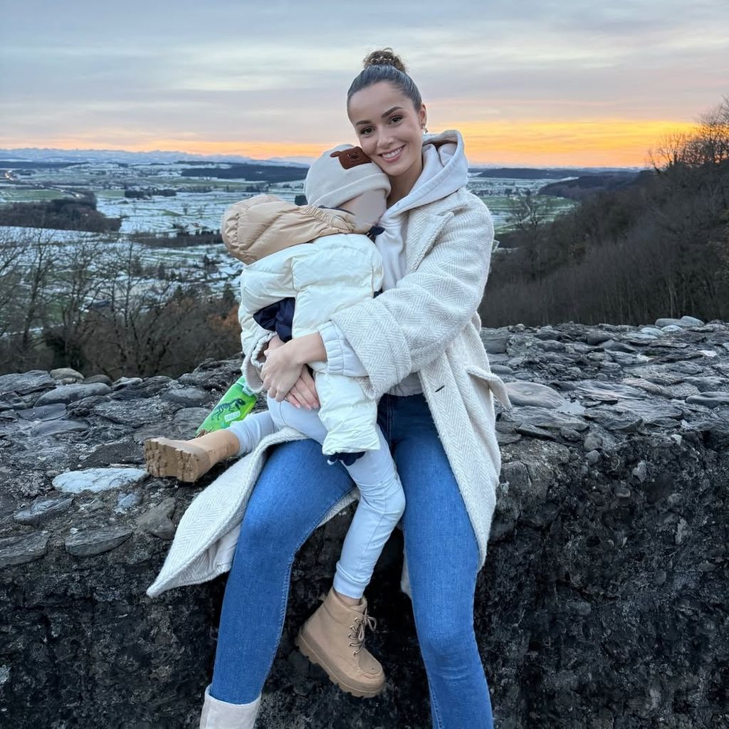Samira Cilingir mit ihrem Sohn im Dezember 2024