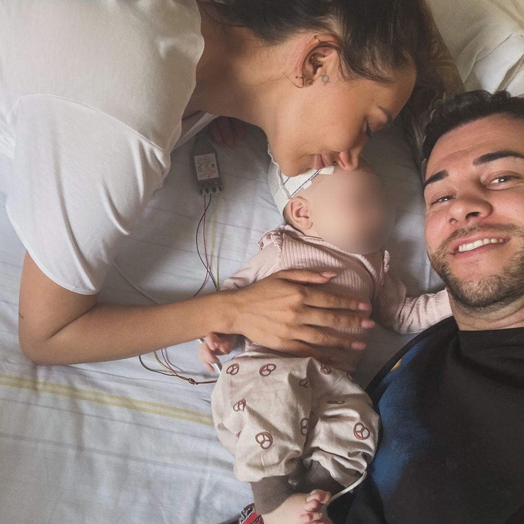Samira und Serkan Yavuz mit ihrer Tochter Valea im Juli 2024