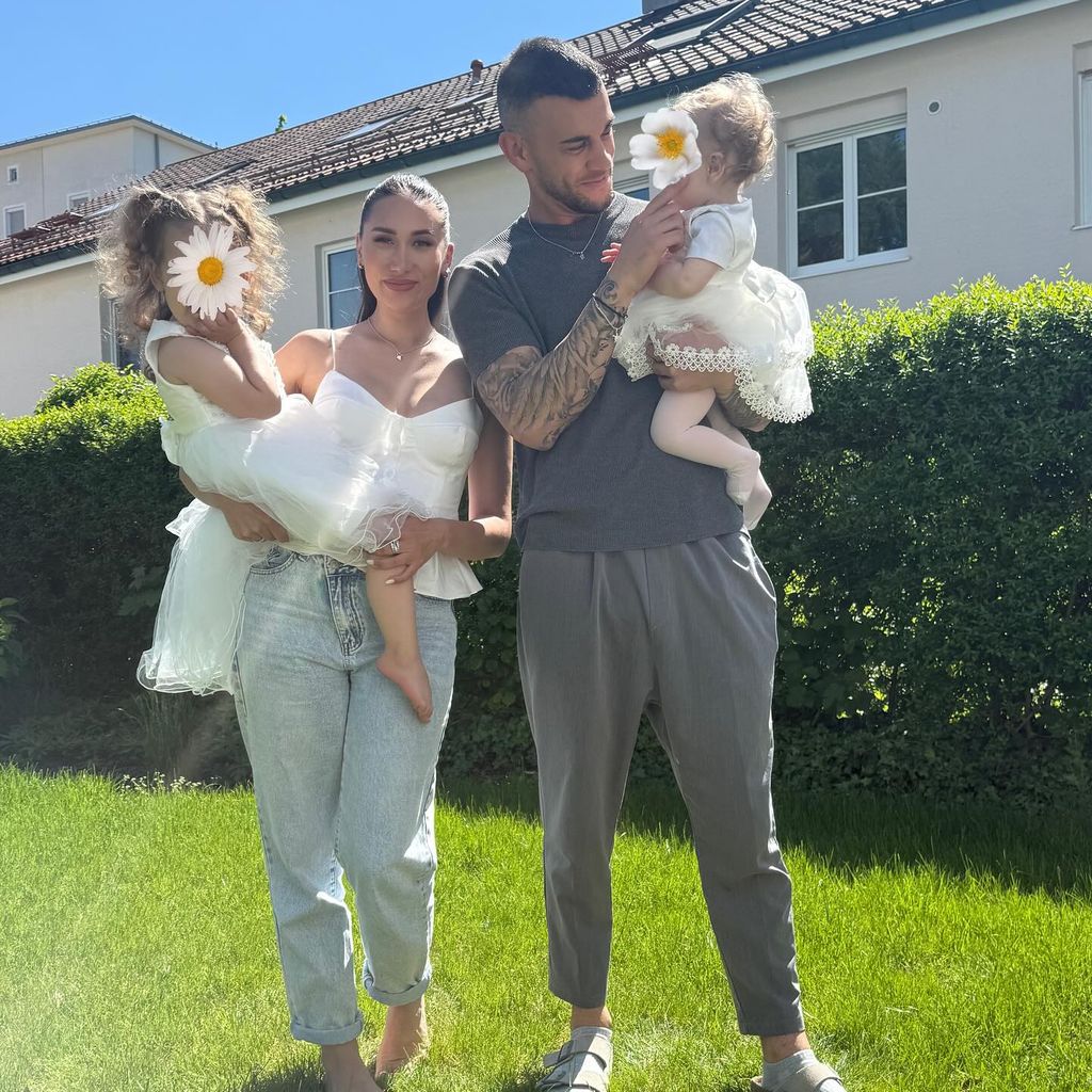 Realitystars Samira und Serkan Yavuz mit ihren zwei Töchtern, Mai 2025