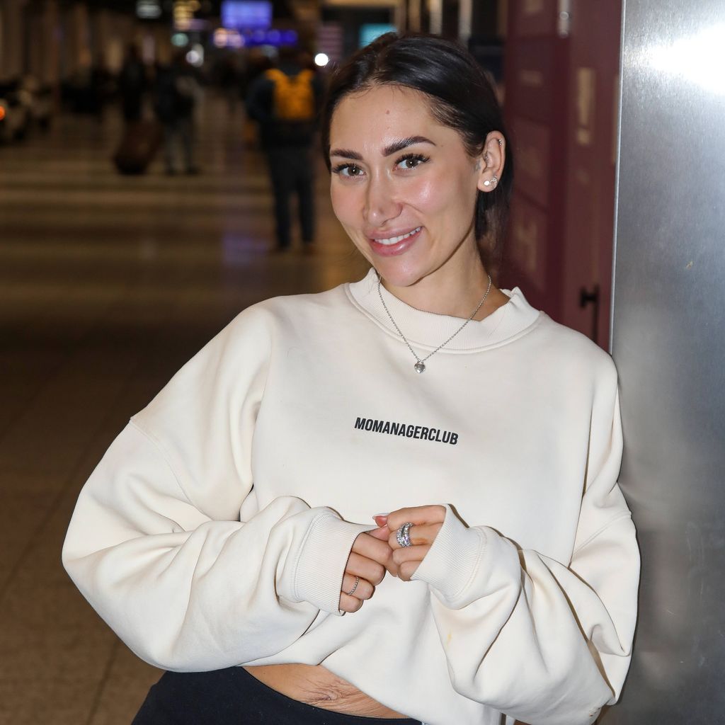 Samira Yavuz beim Abflug ins RTL-Dschungelcamp 2026 am Frankfurter Flughafen
