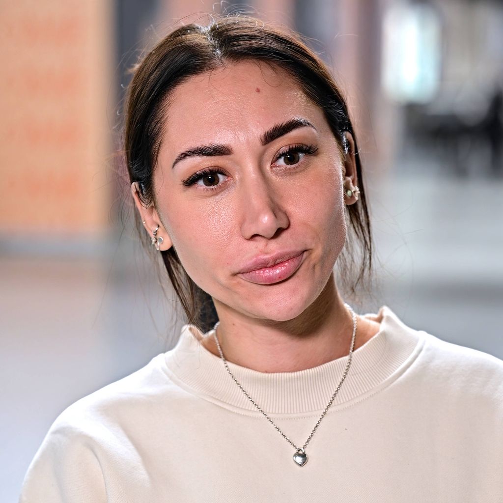 Samira Yavuz am Flughafen Frankfurt vor dem Abflug zum RTL-Dschungelcamp 2026