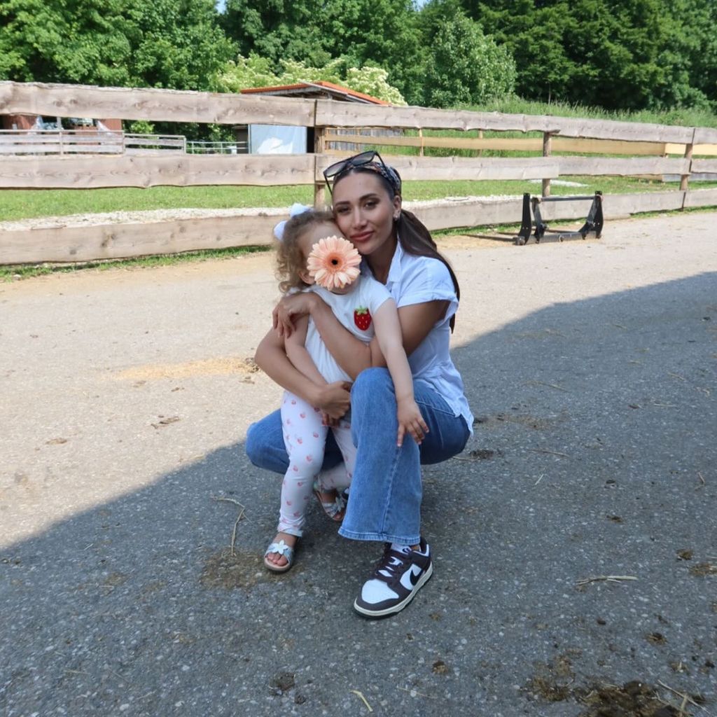 Samira Yavuz mit ihrer Tochter, Juni 2025
