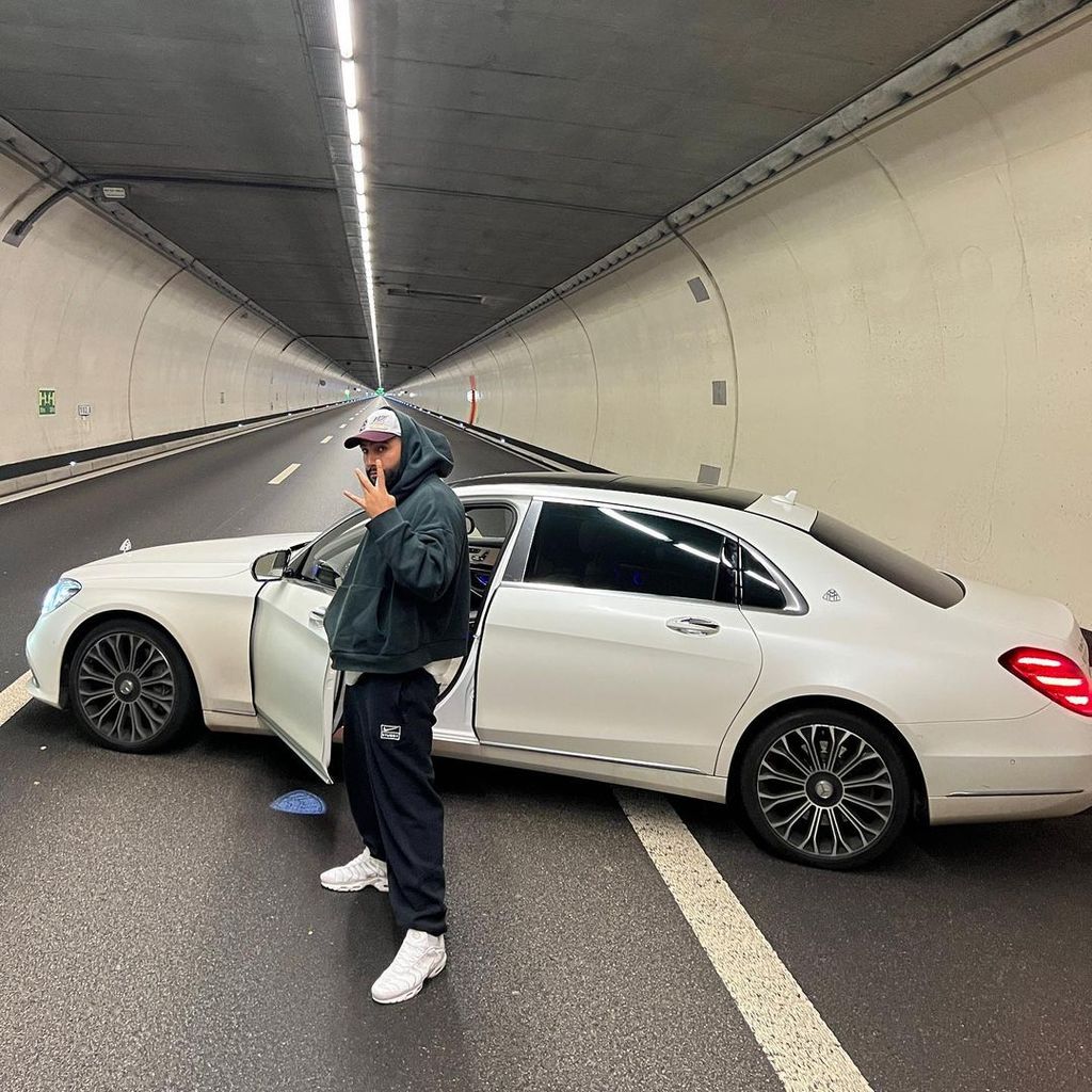 Samra posiert im Autotunnel in der Schweiz, Oktober 2023