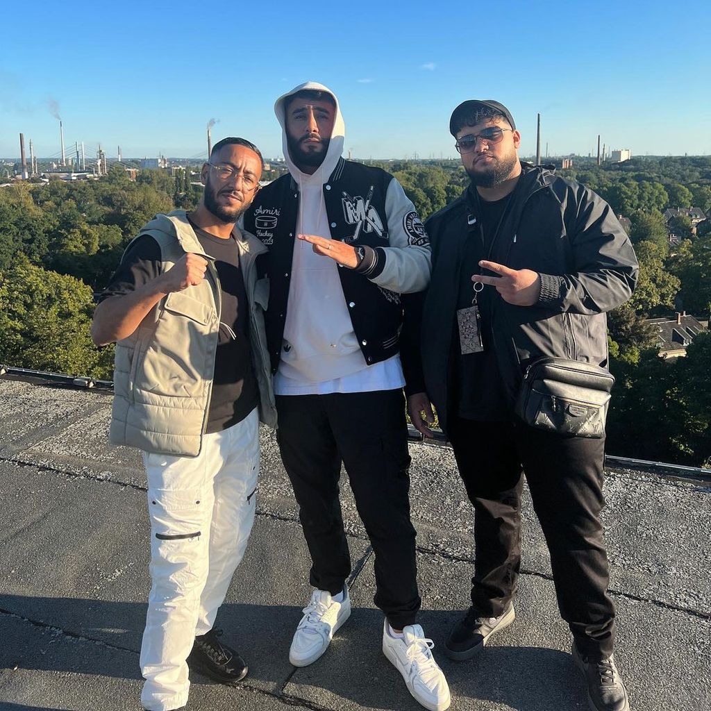 Samra posiert mit zwei anderen Rappern