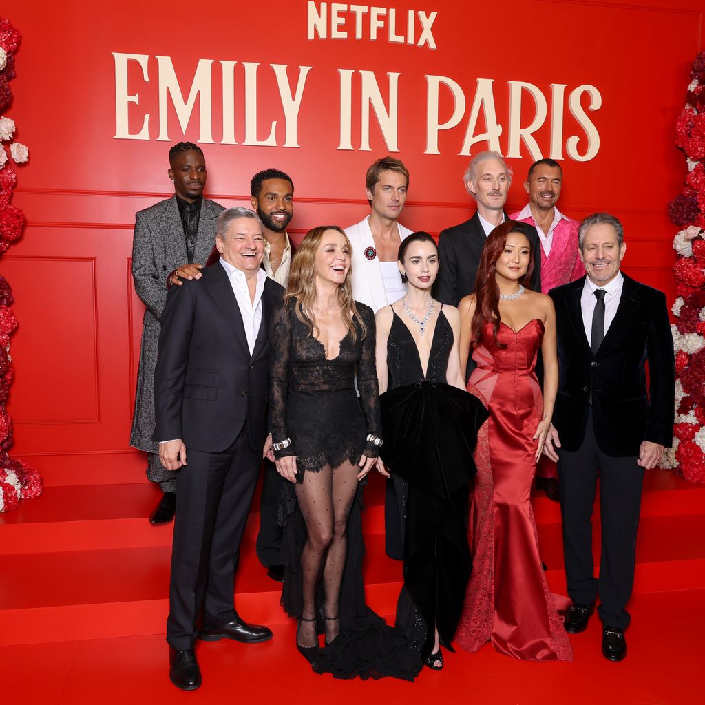 Der Cast und die Macher von "Emily in Paris" bei der Premiere der fünften Staffel