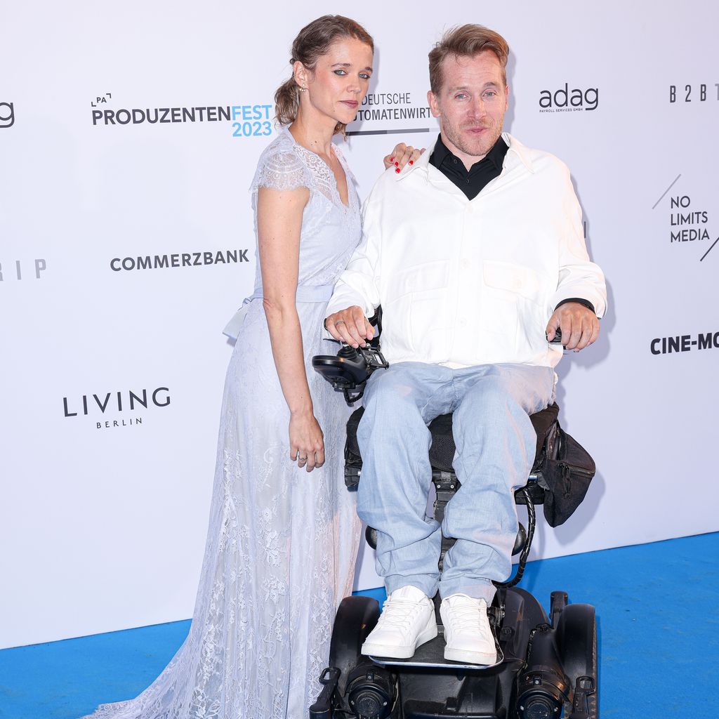 Samuel Koch mit seiner Frau Sarah Elena im Juli 2023