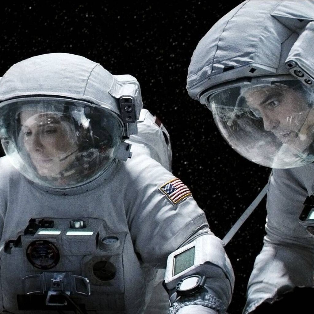 Sandra Bullock als Dr. Ryan Stone und George Clooney als Matt Kowalsky in "Gravity" (2013)