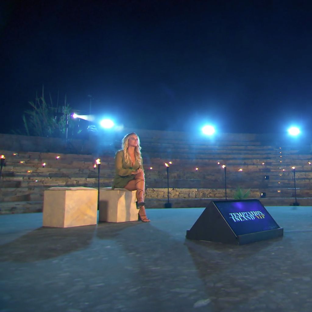 Sandra Janina und Lola Weippert beim "Temptation Island V.I.P."-Lagerfeuer