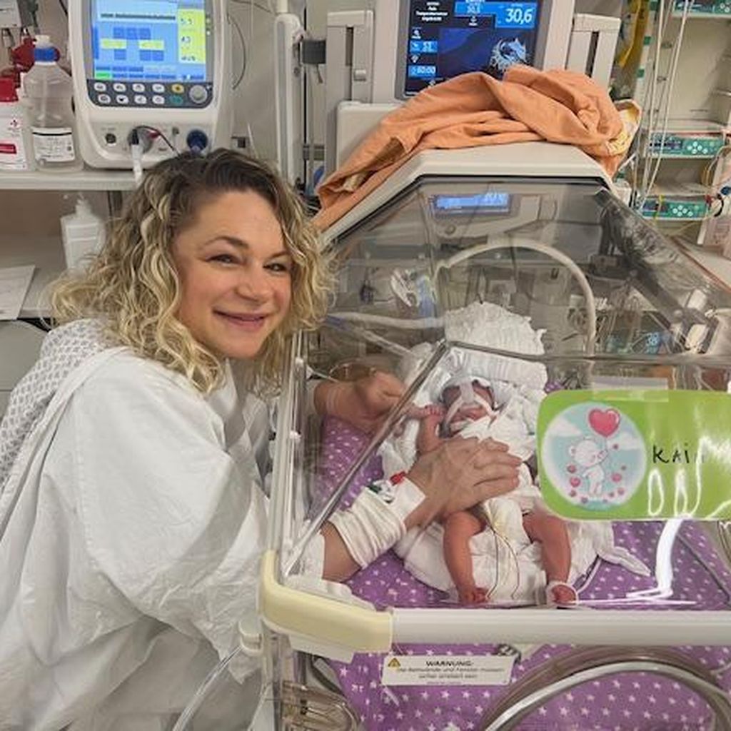 Sandra Köhldorfer mit ihrer Tochter Kaia Amelia, Januar 2025