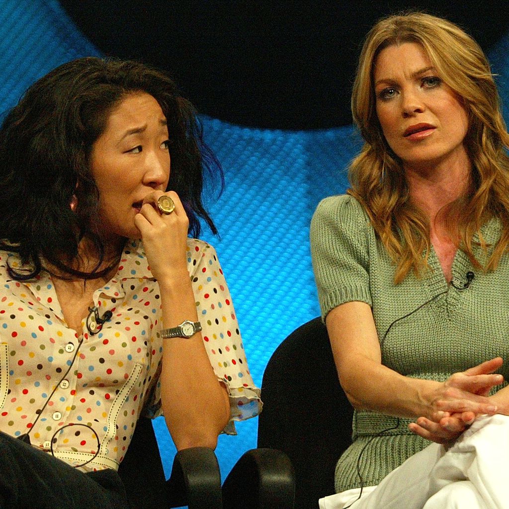Sandra Oh und Ellen Pompeo bei einer Pressekonferenz, Juli 2004