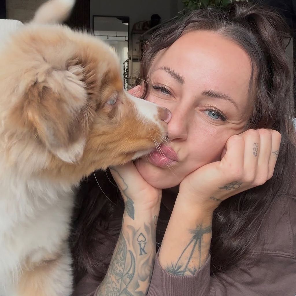 Sandra Sicora mit Hund Peanut, November 2025