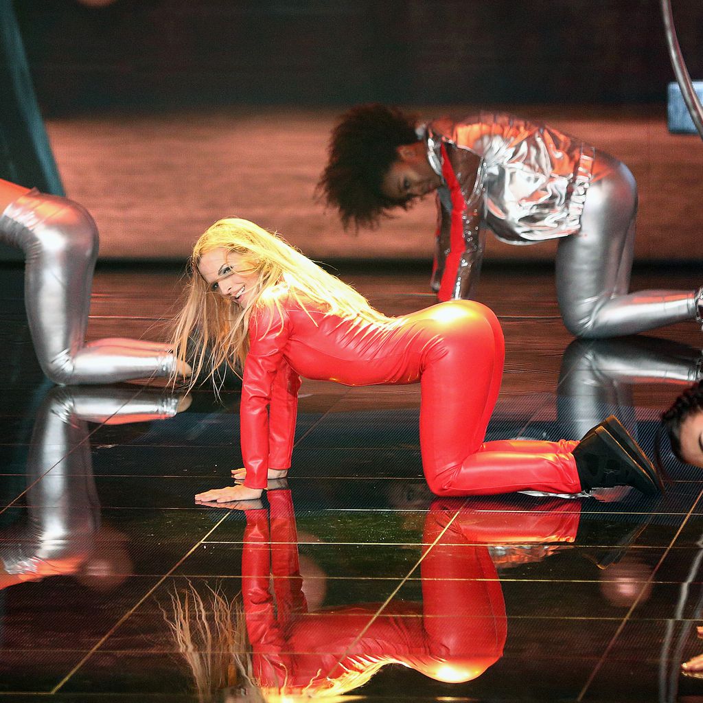 Sandy Mölling im roten Latexanzug bei "Dance Dance Dance"