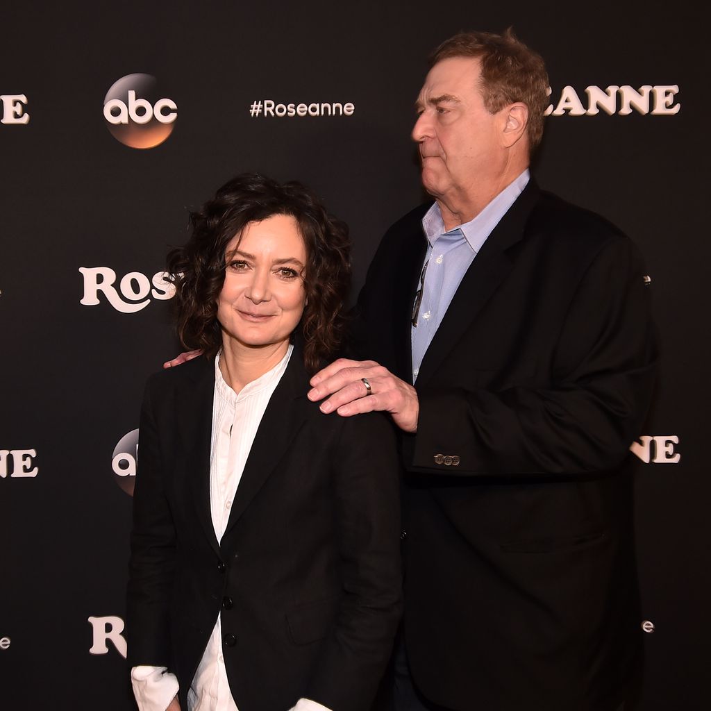 Sara Gilbert und John Goodman bei der Premierenfeier von "Roseanne"