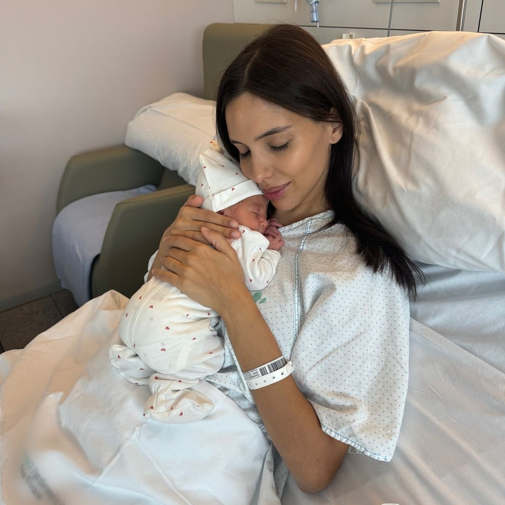 Sara Gündoğan mit ihrer Tochter Ella, Februar 2025