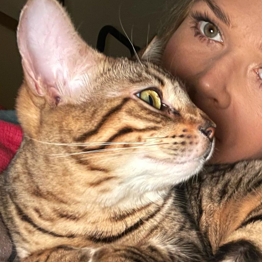 Sara Kulka mit ihrer Katze