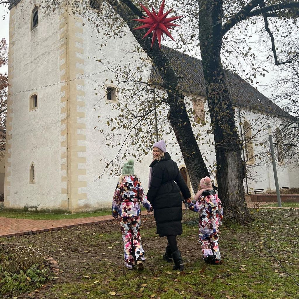 Sara Kulka mit ihren beiden Töchtern Matilda und Annabell
