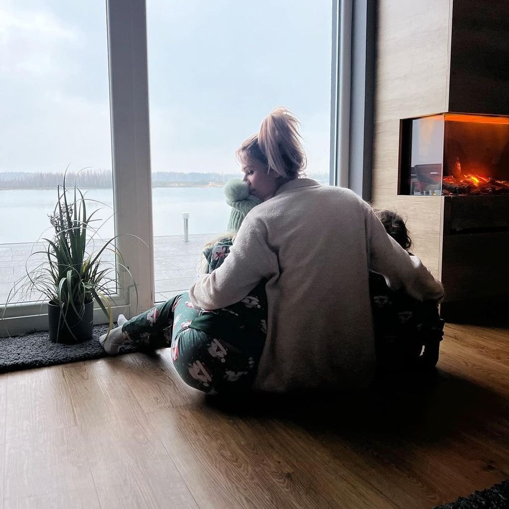 Sara Kulka mit ihren beiden Töchtern
