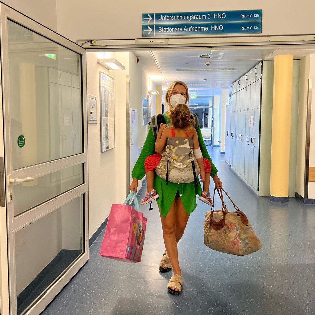 Sara Kulka mit ihrer Tochter Annabell im Krankenhaus