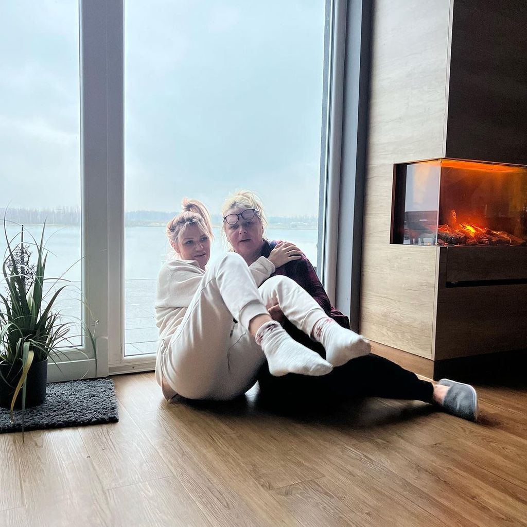 Sara Kulka mit ihrer Mutter im Dezember 2022