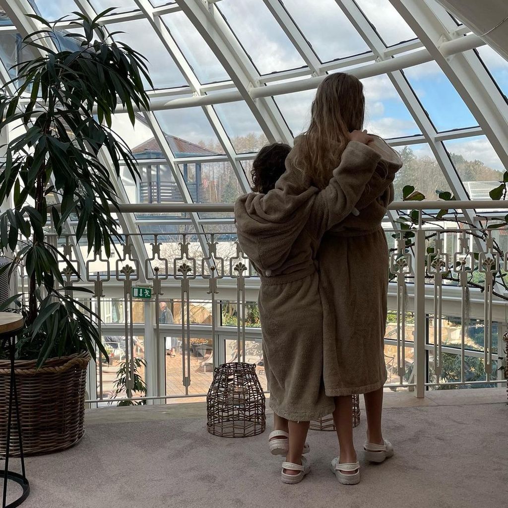 Sara Kulka und ihre Tochter im April 2023