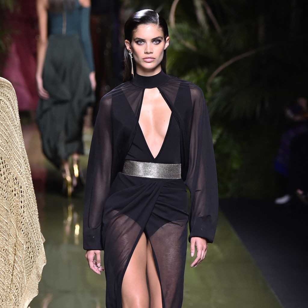 Sara Sampaio auf dem Catwalk der Balmain Show auf der Paris Fashion Week
