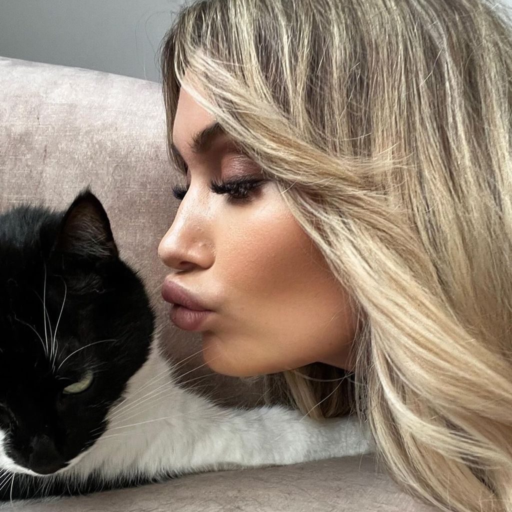 Sarah Bora mit ihrer Katze Mr. Grey im April 2022