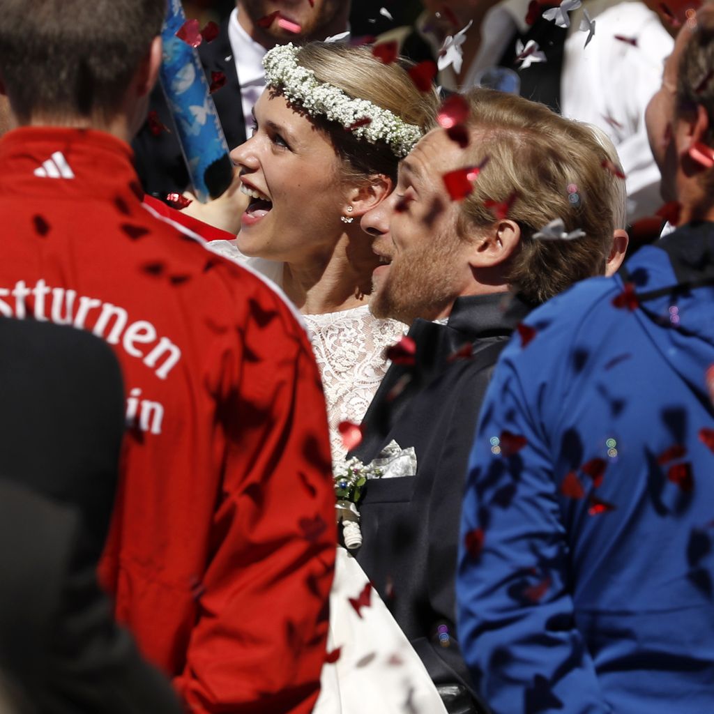Sarah Elena Timpe und Samuel Koch nach der kirchlichen Trauung in Mappach