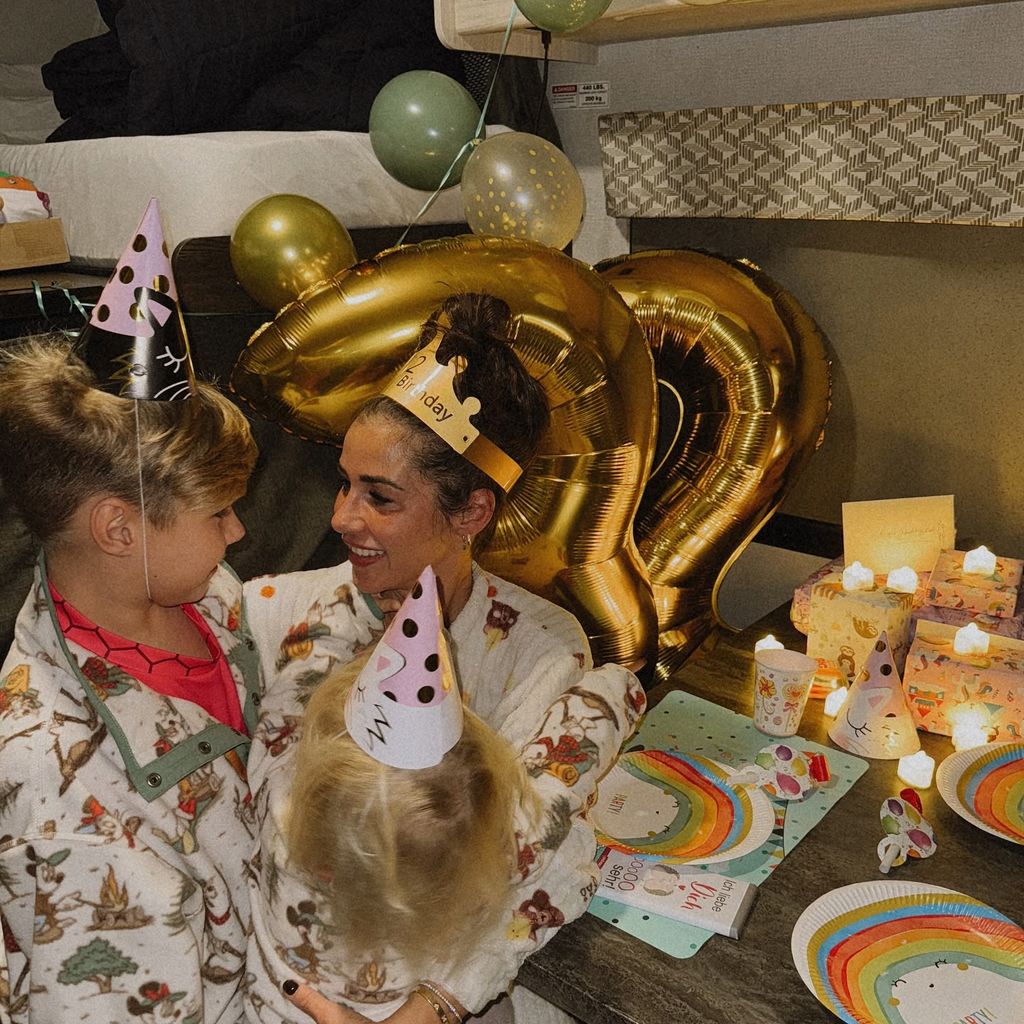 Sarah Engels mit ihren Kindern im Oktober 2024
