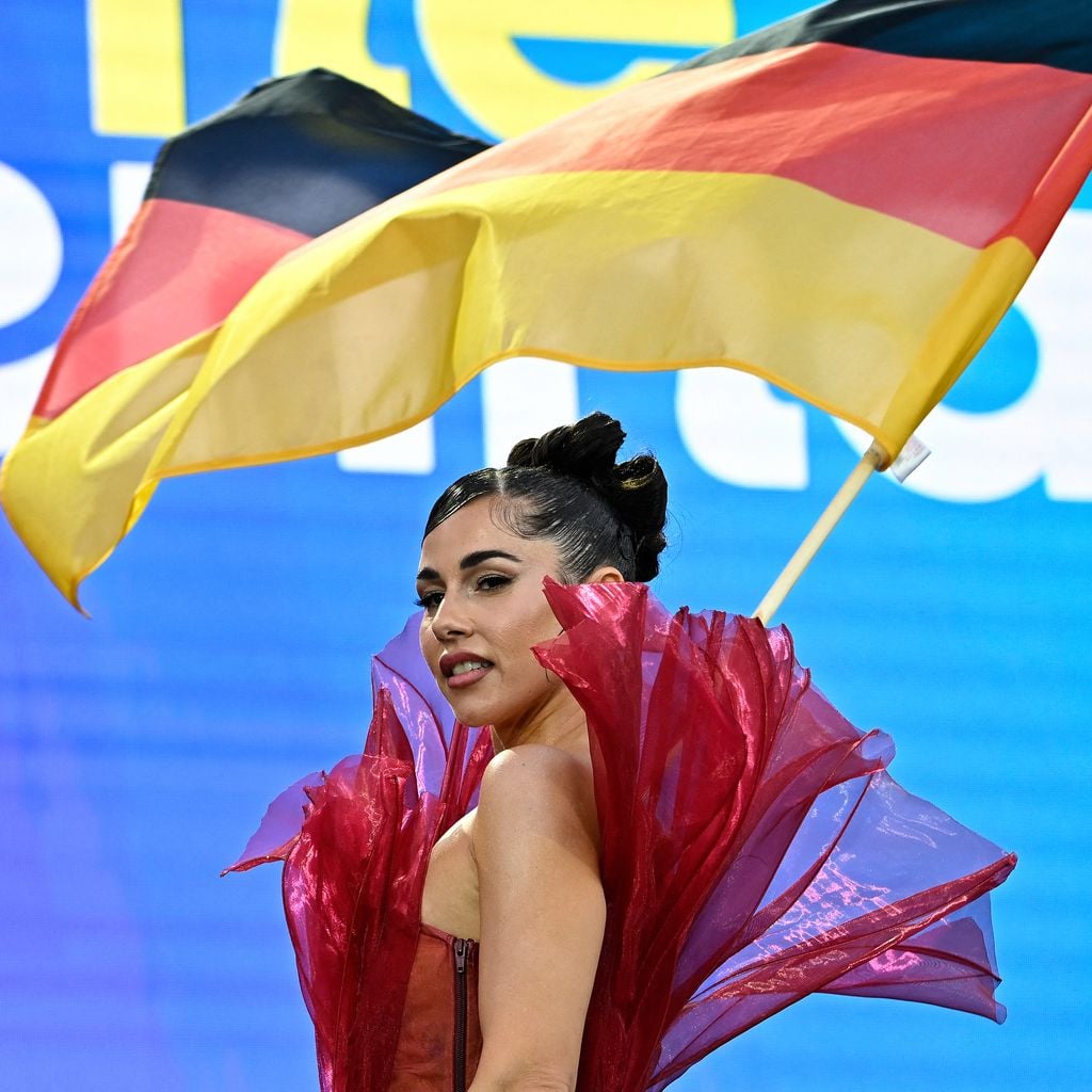 Sarah Engels schwenkt die deutsche Flagge zur ESC-Eröffnung in Wien, Mai 2026