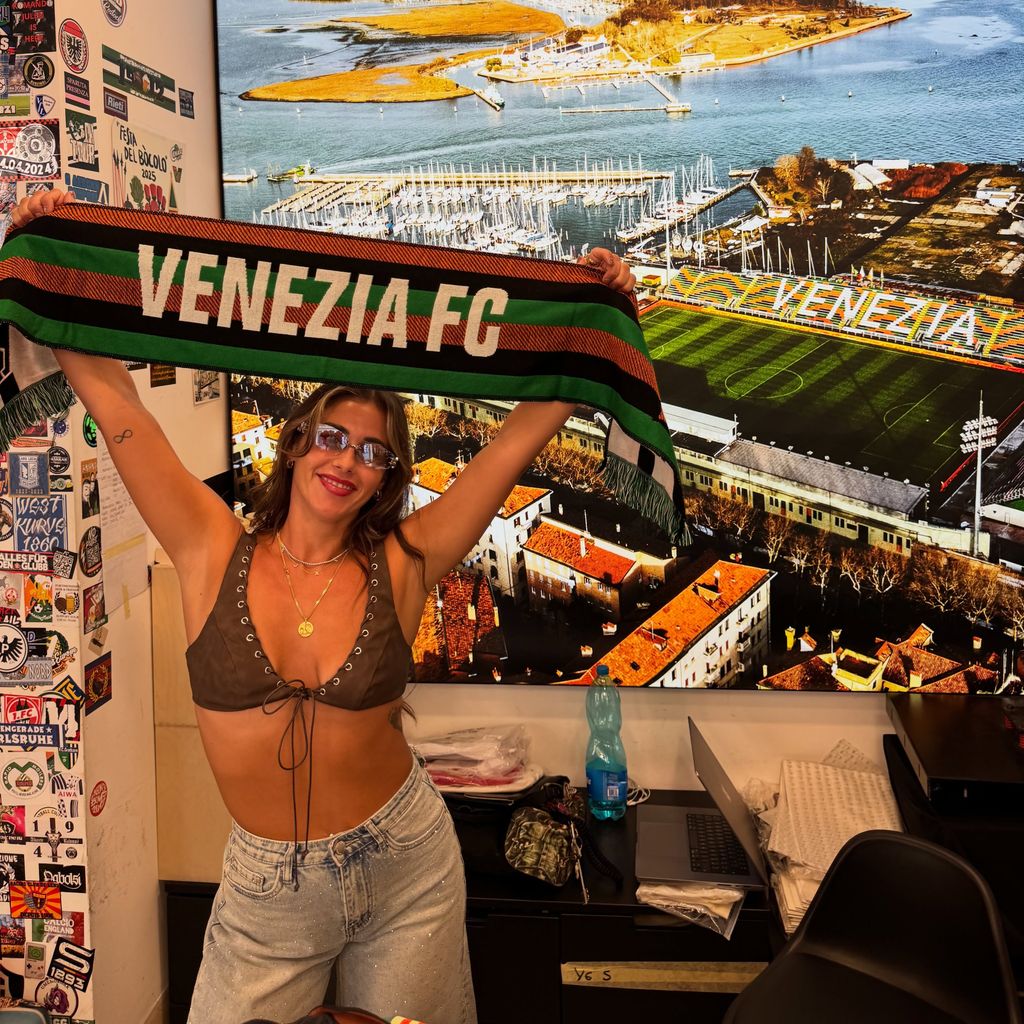 Sarah Engels posiert mit "Venezia FC"-Schal