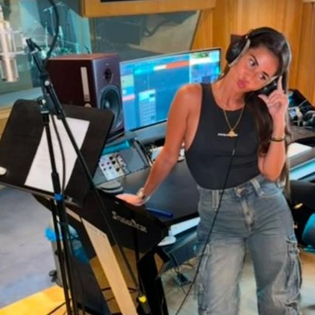 Sarah Engels im Tonstudio