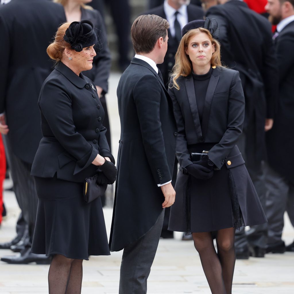 Sarah Ferguson, Edoardo Mapelli Mozzi und Prinzessin Beatrice beim Staatsbegräbnis der Queen 2022