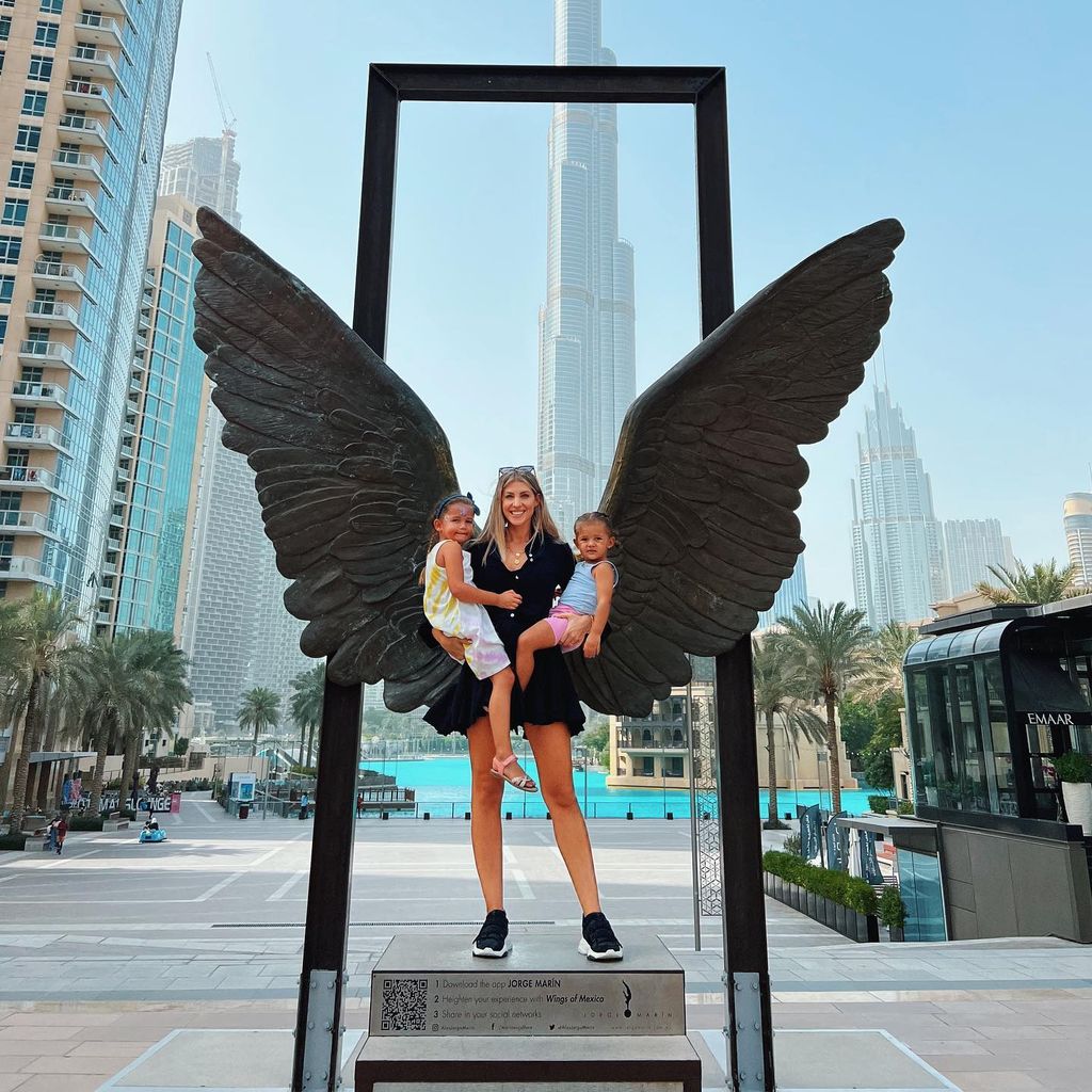 Sarah Harrison mit ihren Töchtern Mia Rose und Kyla in Dubai
