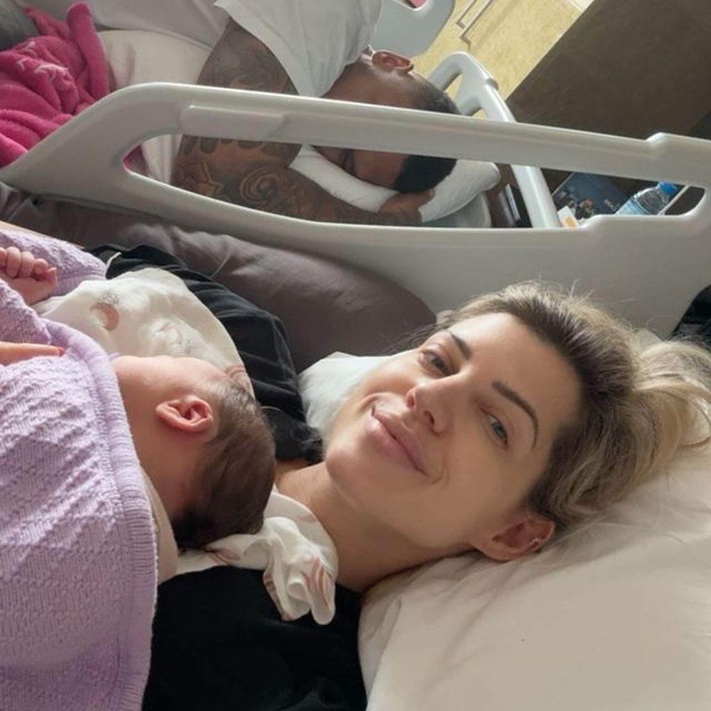 Sarah Harrison, ihr Baby Alea und Dominic Harrison im August 2024