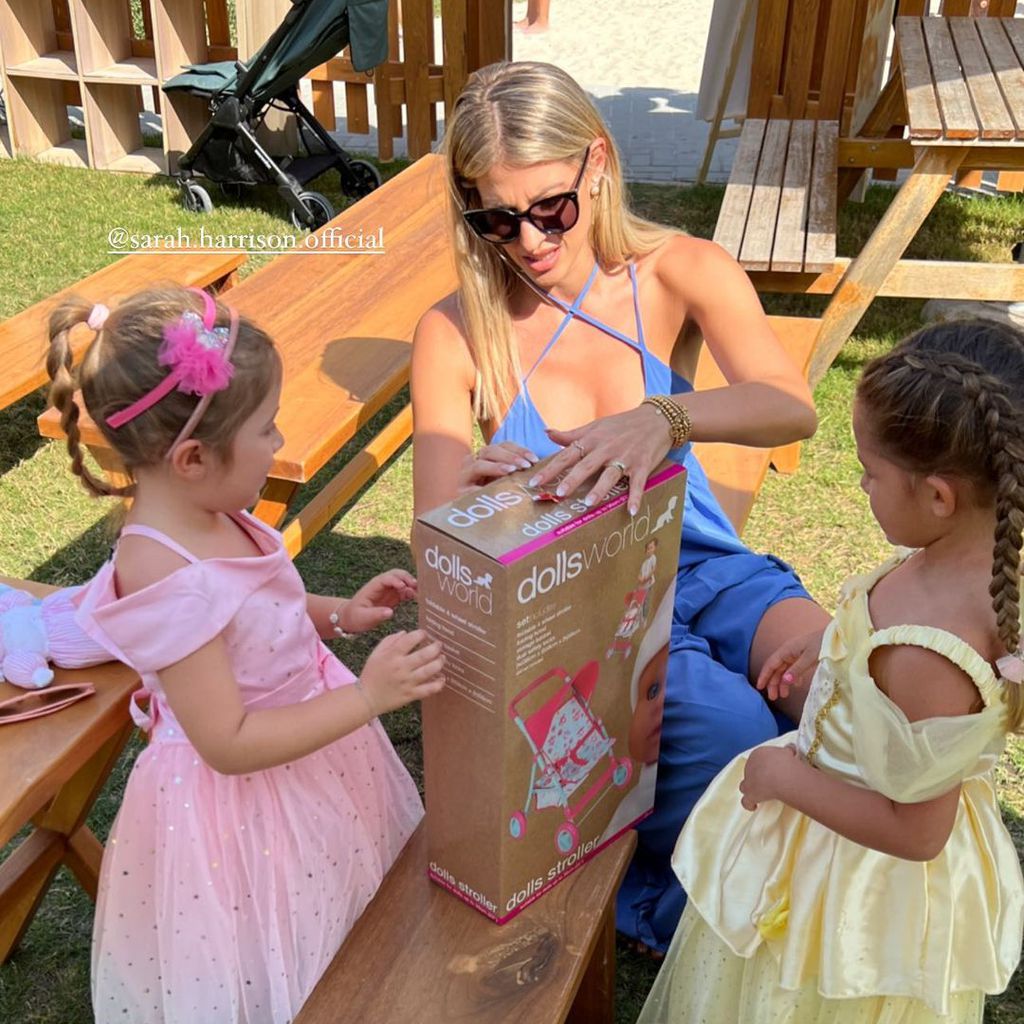 Sarah Harrison mit ihrer Tochter Mia und Eliana Damm