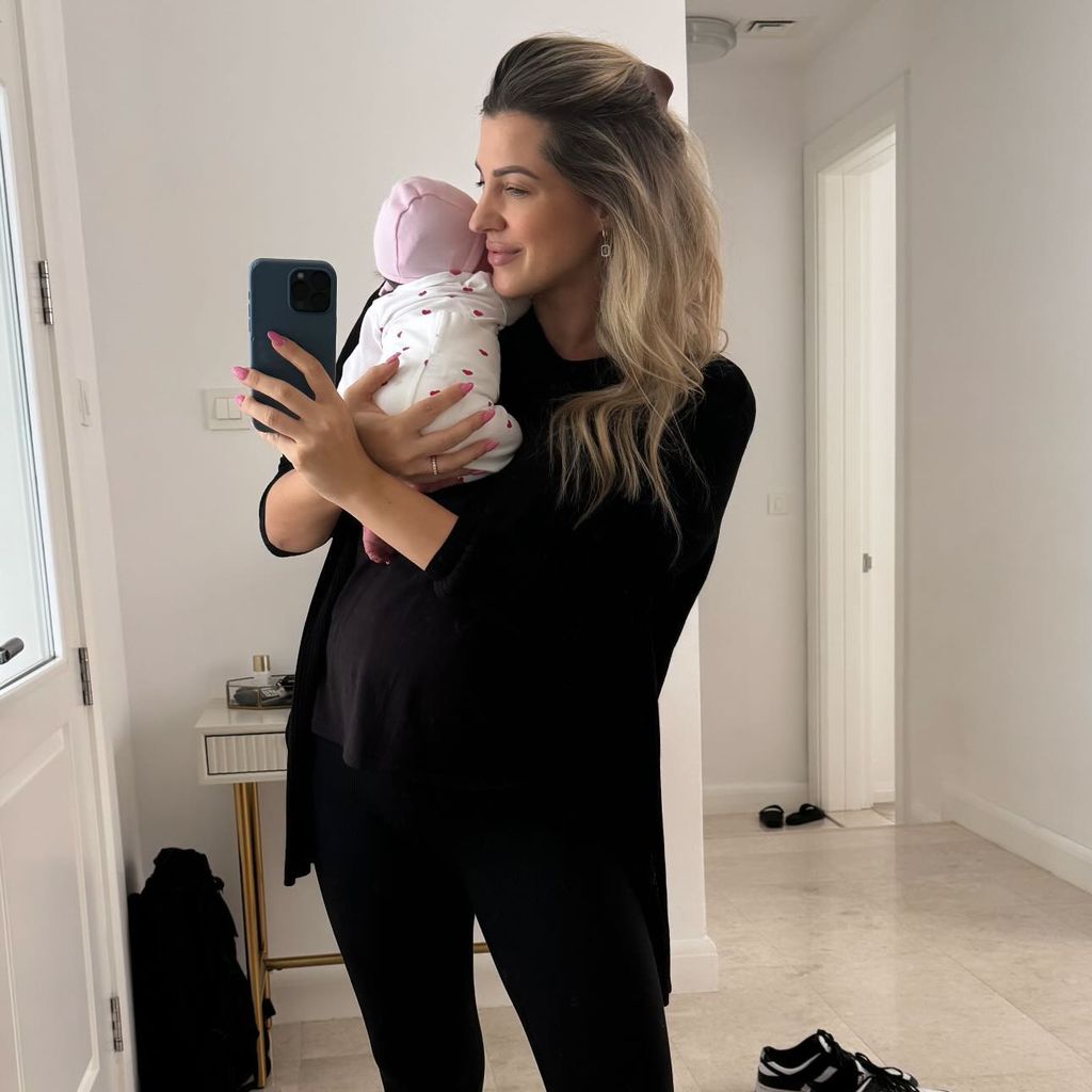 Sarah Harrison posiert mit Baby Alea