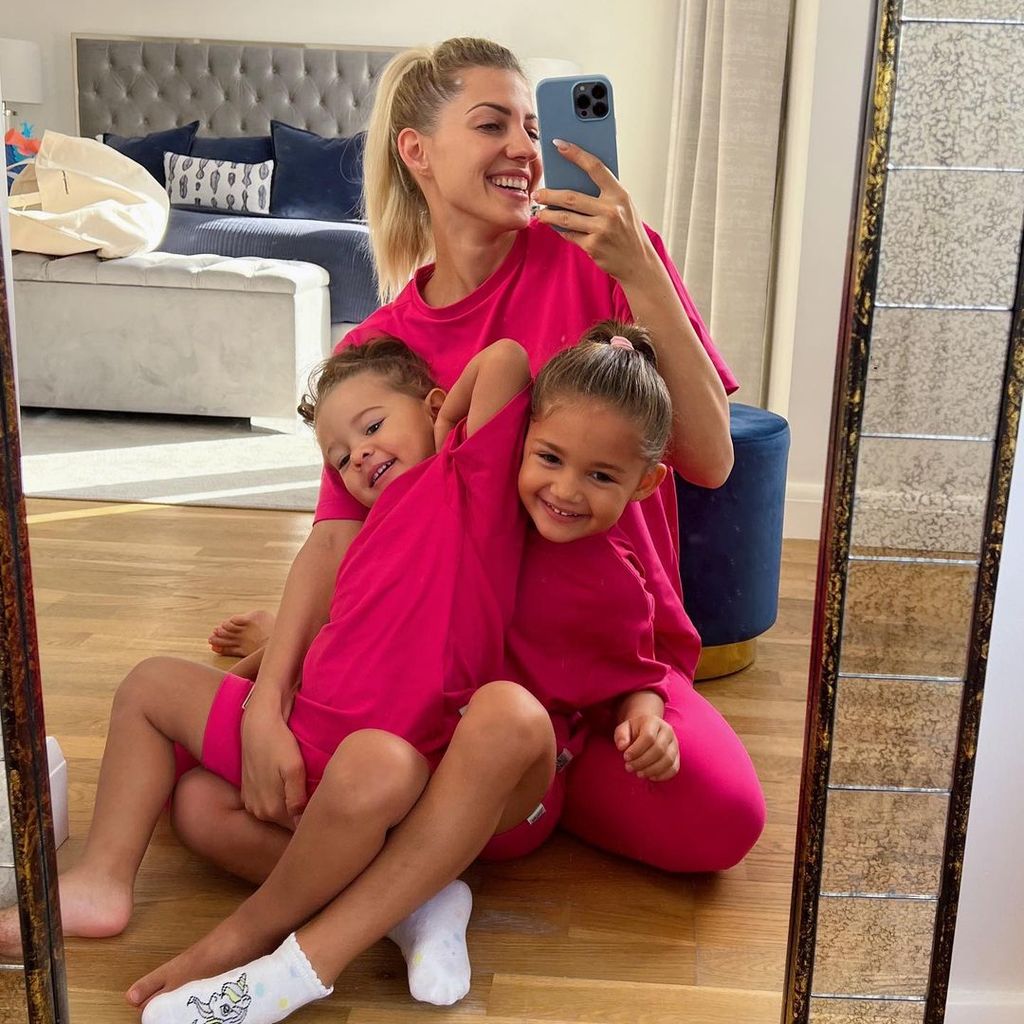 Sarah Harrison und ihre beiden Töchter Kyla und Mia Rose