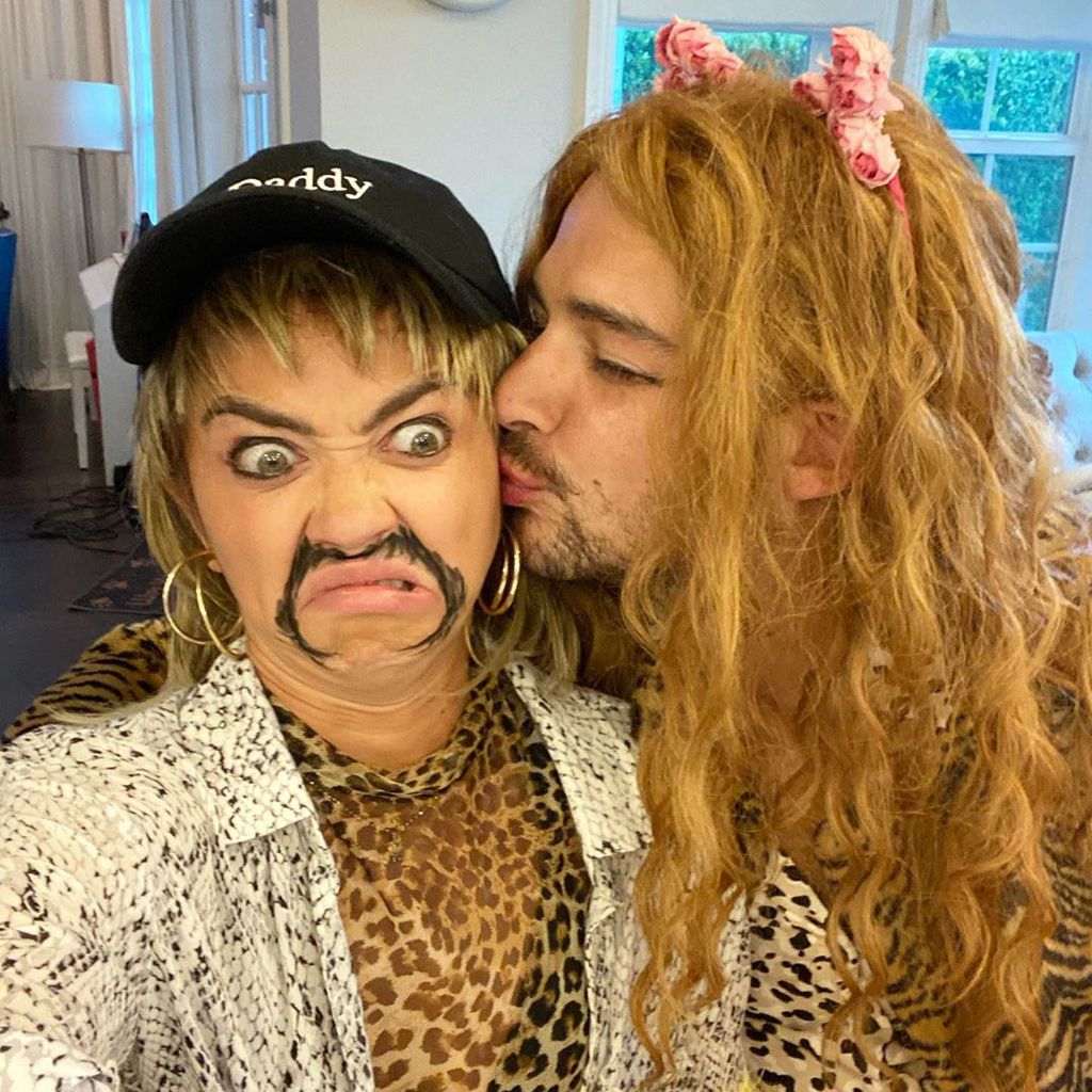 Sarah Hyland und Wells Adams im April 2020