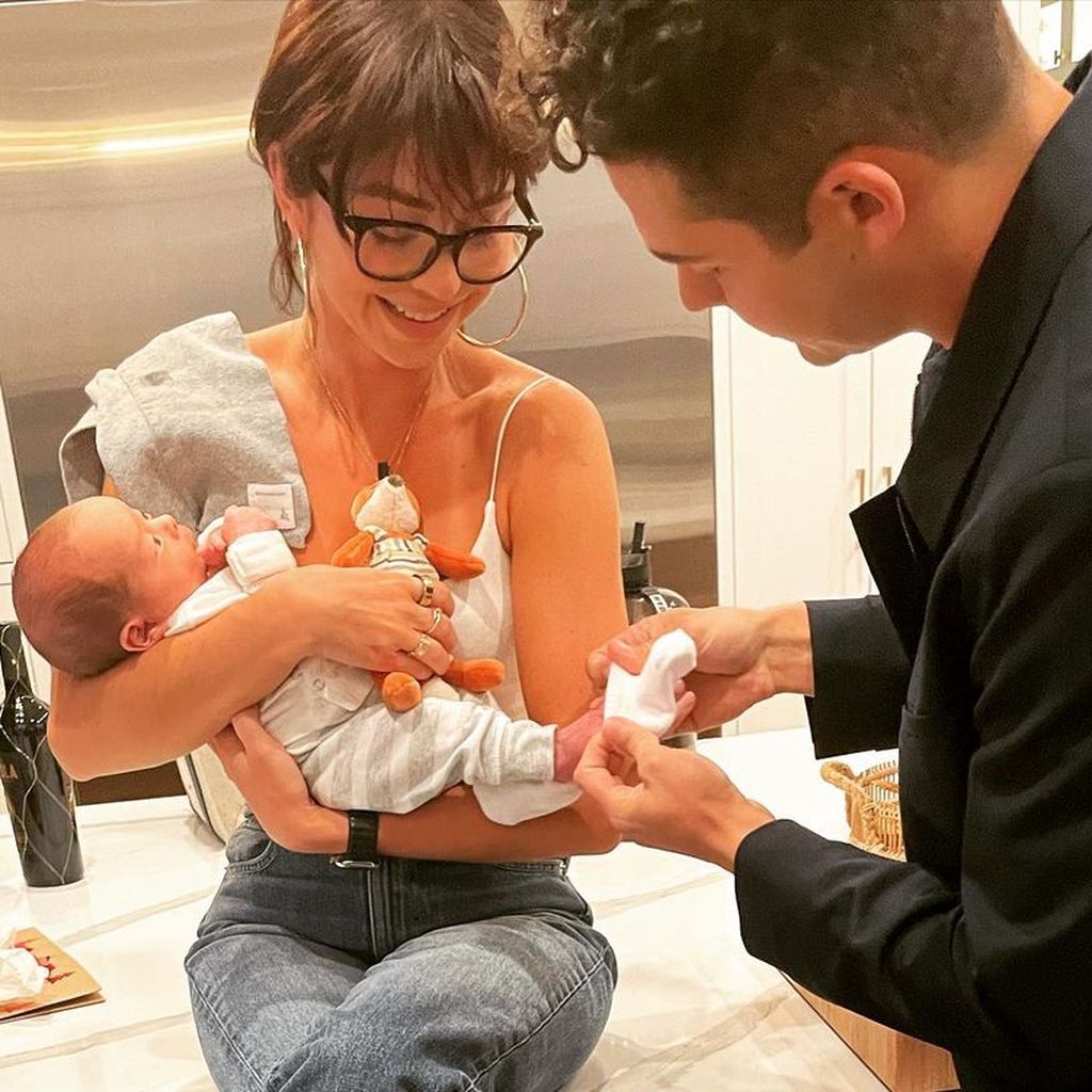 Sarah Hyland und Wells Adams mit ihrem Neffen