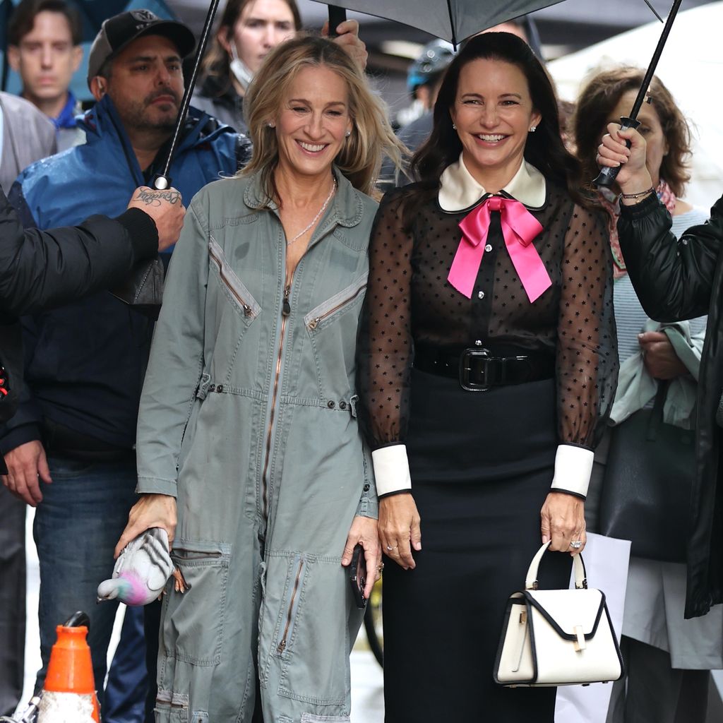 Sarah Jessica Parker und Kristin Davis am "And Just Like That"-Set in Manhattan im Oktober 2022