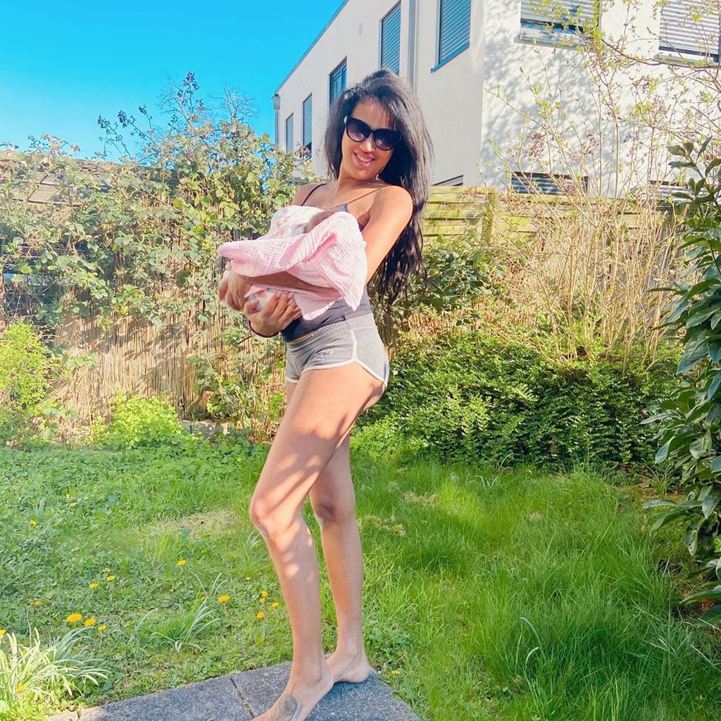 Sarah Joelle Jahnel mit ihrer Tochter