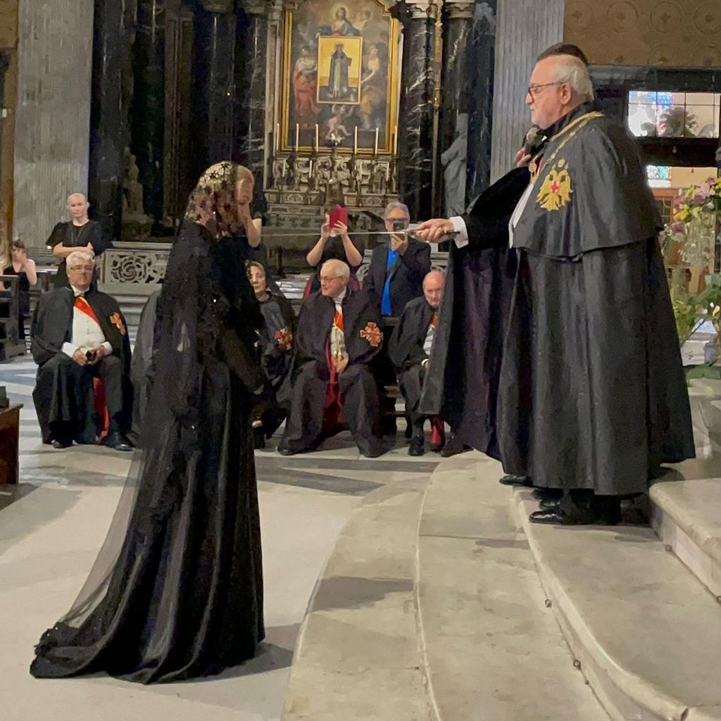 Sarah Kern erhält den Ritterschlag in Rom