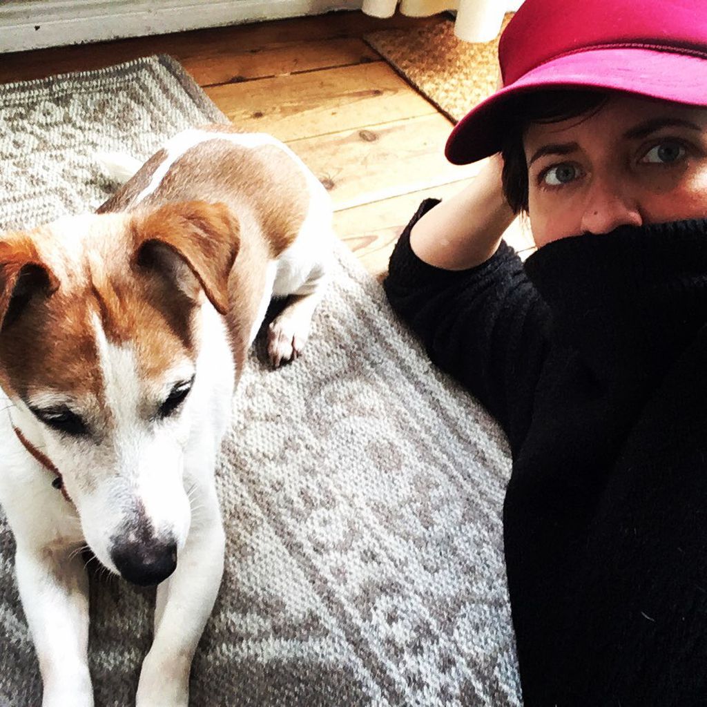 Sarah Kuttner mit ihrem Hund im März 2020