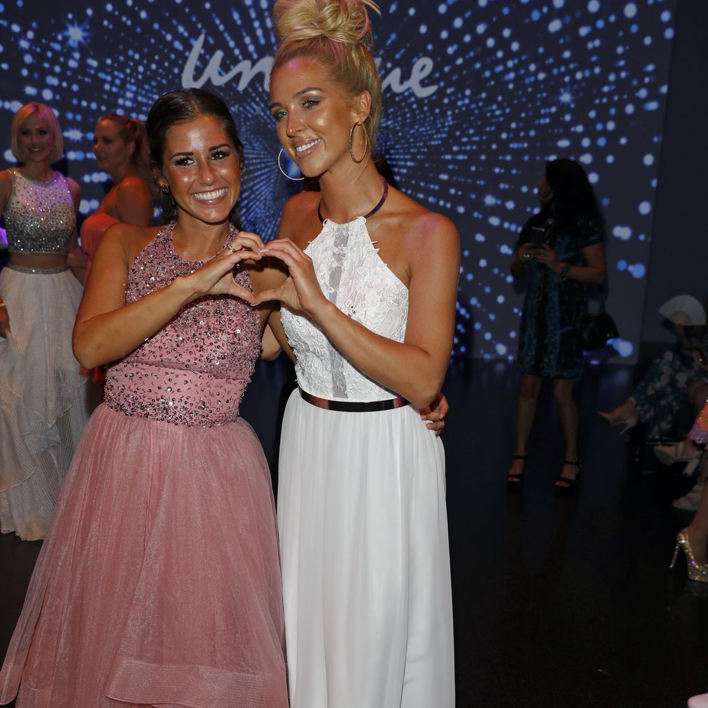 Sarah Lombardi und Aneta Sablik bei der Unique Fashion Show in Berlin, 2017