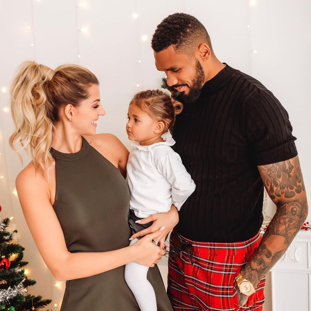 Sarah, Mia Rose und Dominic Harrisons Weihnachtsfoto 2019