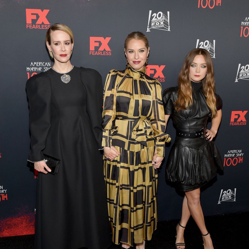 Sarah Paulson mit den Darstellern von "American Horror Story"