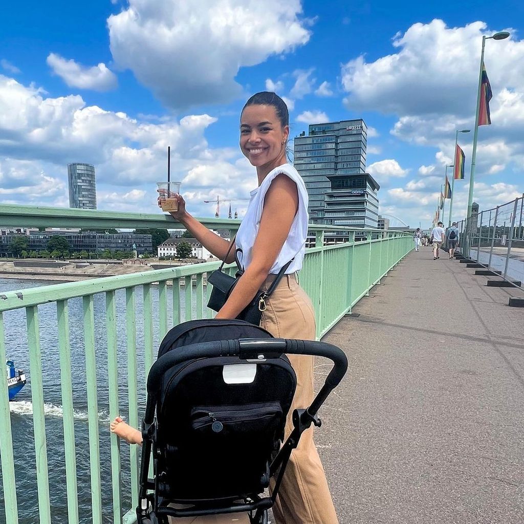 Sarah Richmond mit ihrer Tochter im Juli 2022