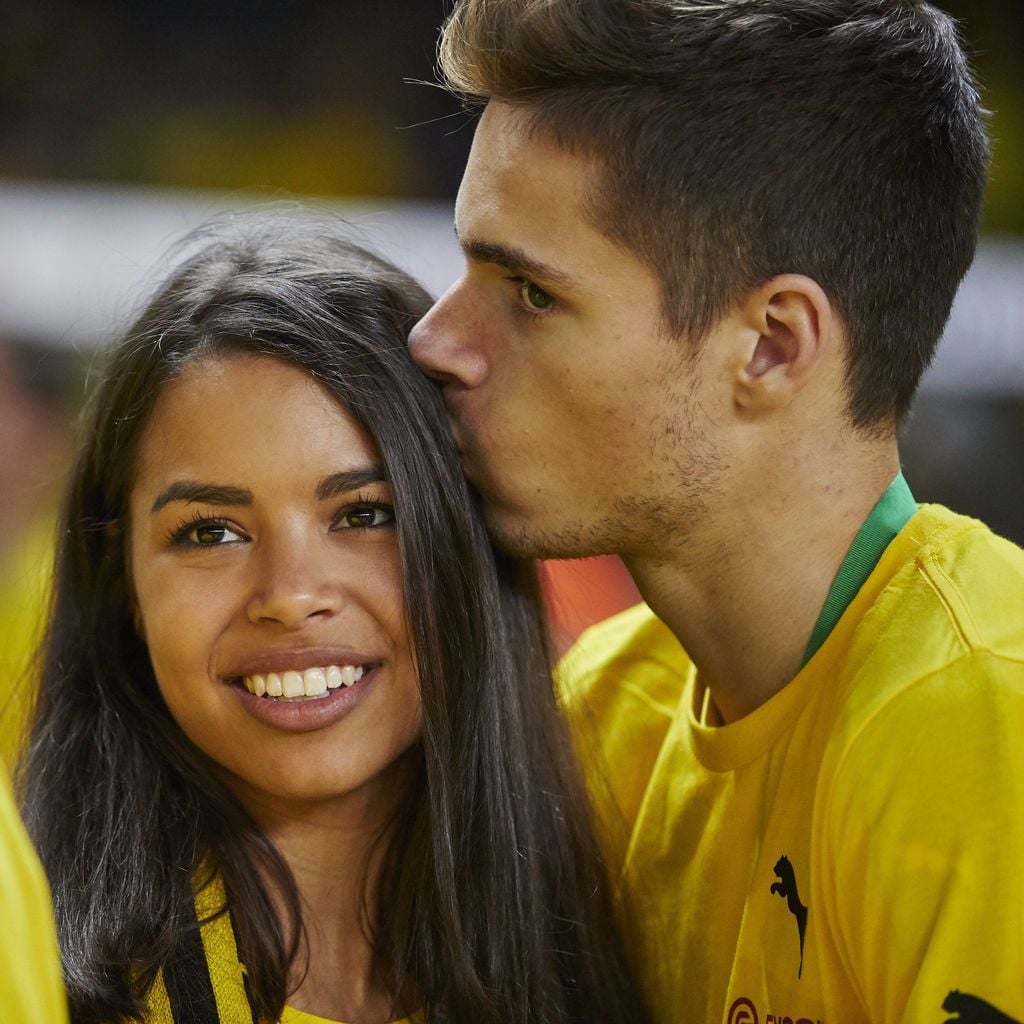 Sarah Richmond und Julian Weigl feiern den DFB-Pokalsieg 2017 in Berlin