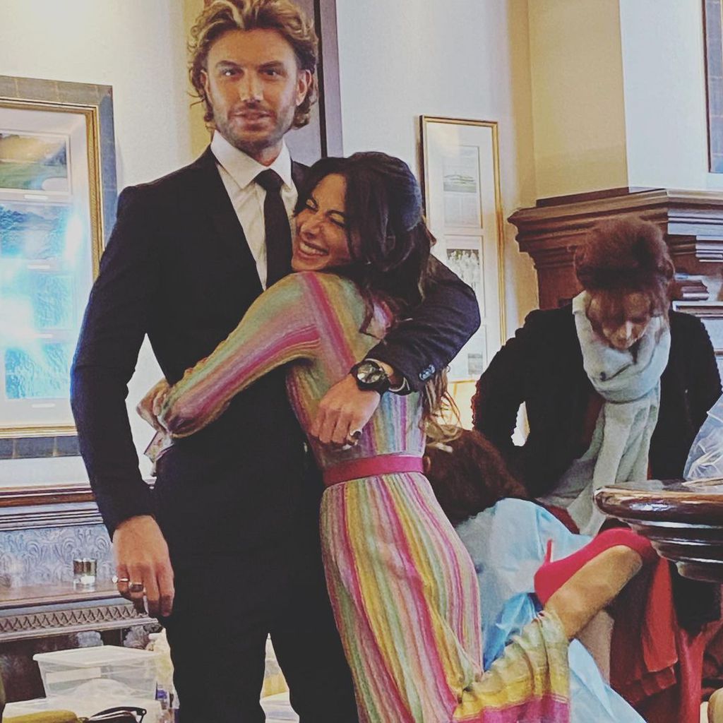 Sarah Shahi und Adam Demos im Februar 2021